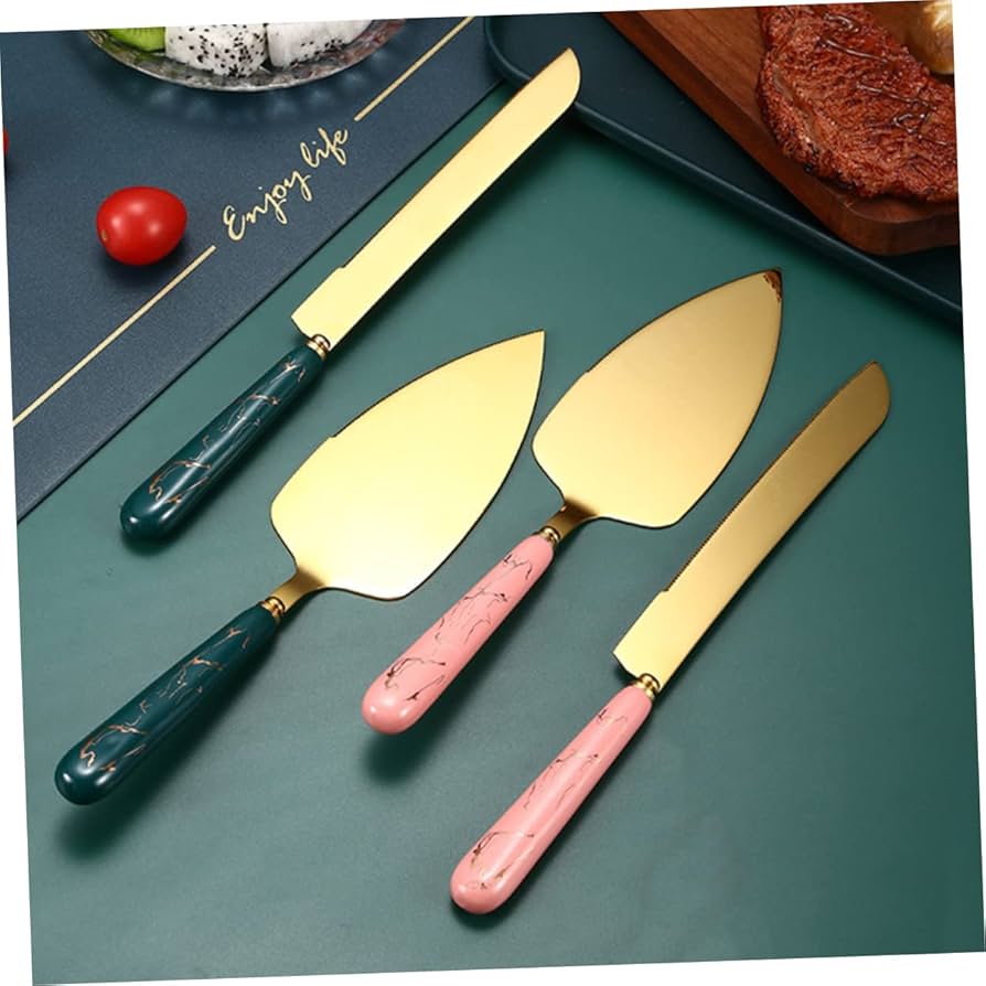 The Cake Cutter has a fine jagged, which can cut the cake into slices without effort.
Humanized handle design, jagged on one side, is convenient for cutting and you can use this for daily cooking.